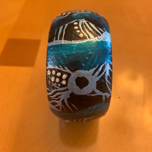 One of a kind hand painted chunky wooden bracelet - Picture 4 of 8